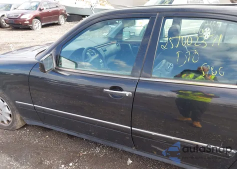 1999 Mercedes-Benz E 320 z USA, uszkodzony, nr VIN WDBJF65H2XA921188